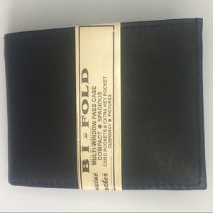 NWT. Men’s Leather Bifold Wallet